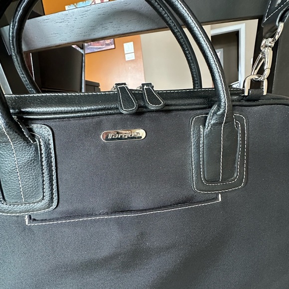 TARGUS Laptop Bag - Picture 3 of 13